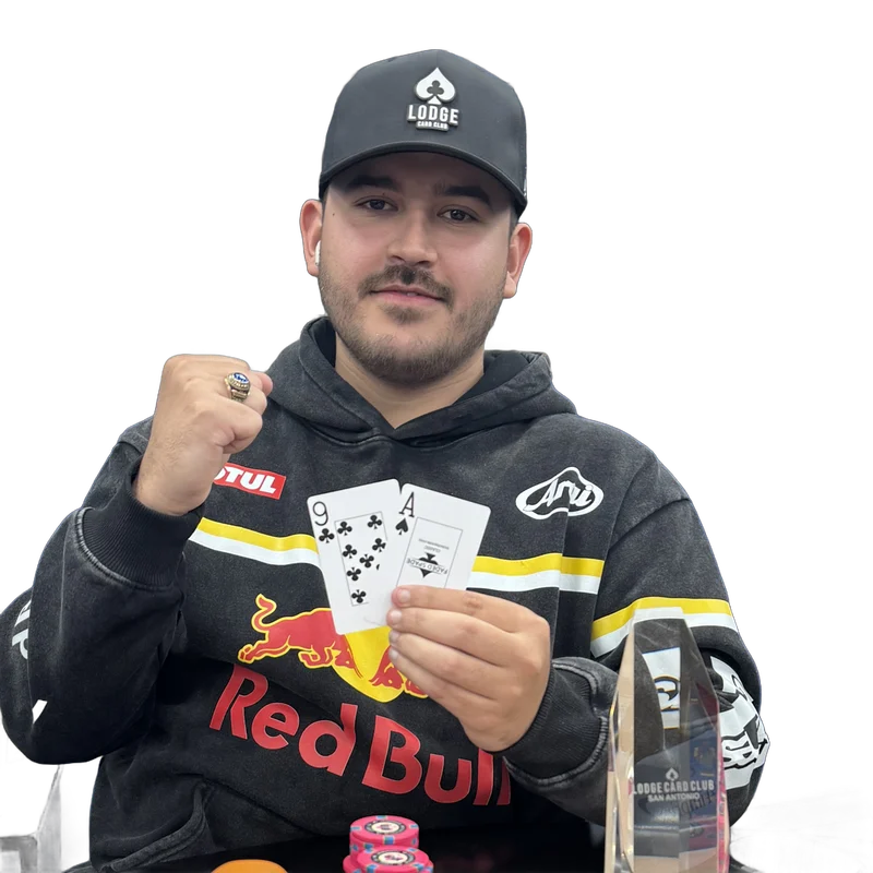 Ragnar con su mano ganadora y el trofeo